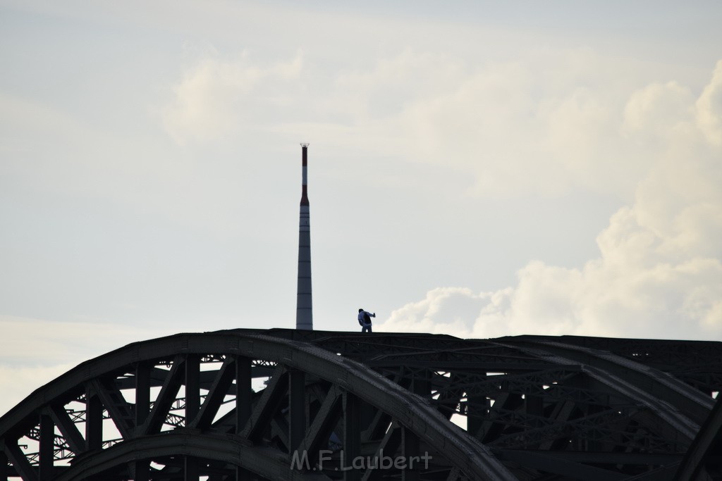 PSpringt kein Suizid Brueckenspringer Koeln Hohenzollernbruecke P079.JPG - Miklos Laubert